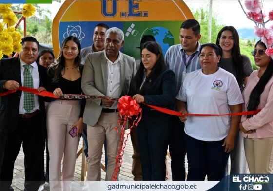 Entrega de la nueva cancha cubierta en la Unidad Educativa del Milenio en Santa Rosa.